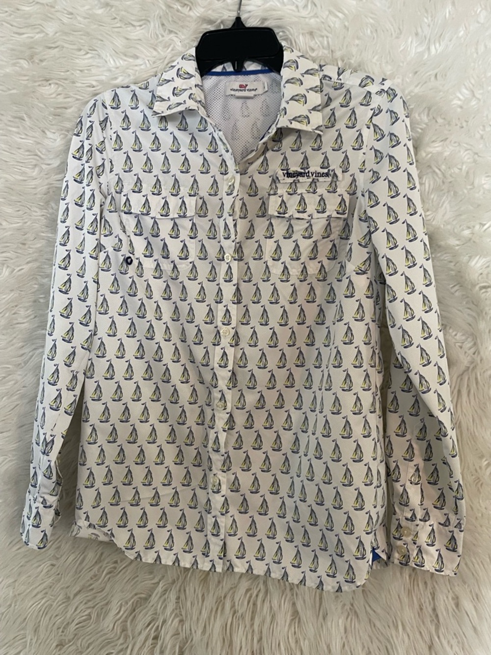 Vineyard Vines Women’s Long Sleeve Button Down Sailboat Print Fishing Shirt. 4